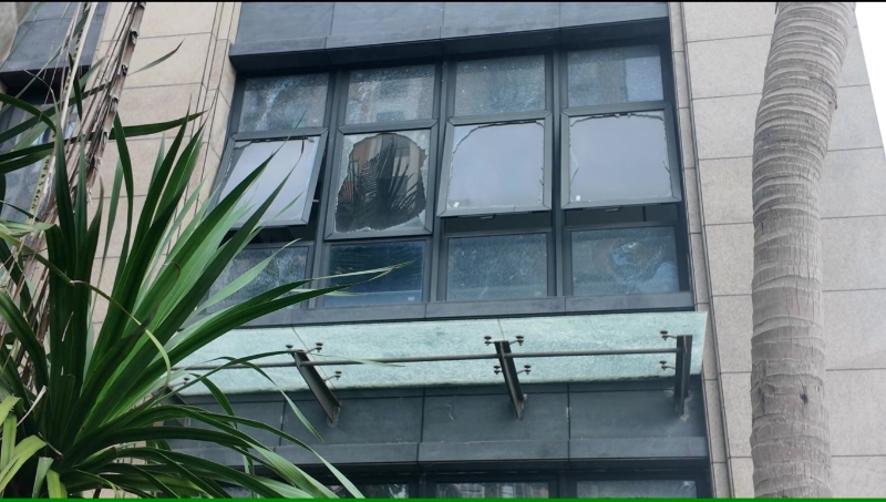 楓丹白露窗戶破損 記者幫幫幫 裸片 - frame at 0m18s.jpg