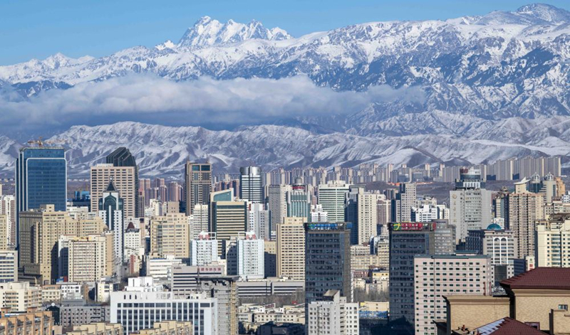 天山腳下的烏魯木齊市城區(qū)一角。