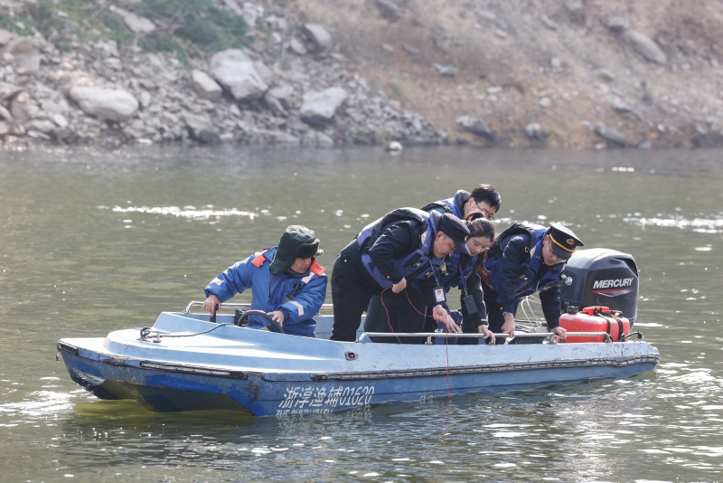 2025年12月4日，浙江杭州淳安县与安徽黄山歙县纪检监察干部及综合行政执法人员对浙皖交界的新安江鸠坑口水域进行常态化巡河，共同保护渔业资源和水域生态环境。