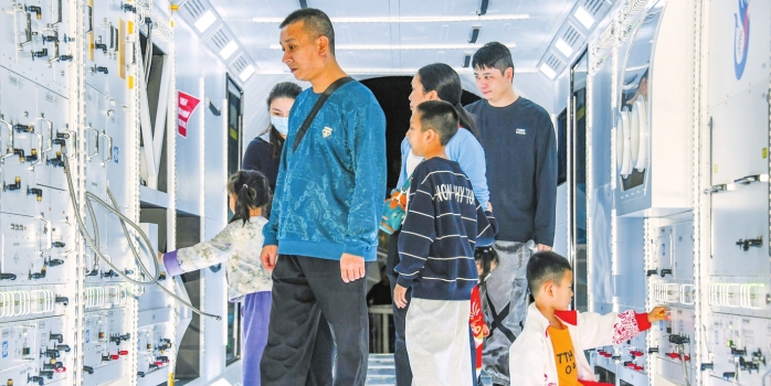 合家出行鬧新春“親子經(jīng)濟(jì)”點燃?？诖汗?jié)消費新活力