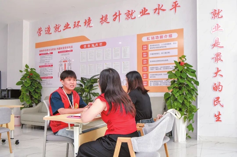 在海南就业驿站秀英街道站，工作人员正在了解市民的求职意向。本报记者 苏弼坤 摄.jpg