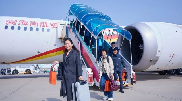 出席全国两会的我省代表委员抵京