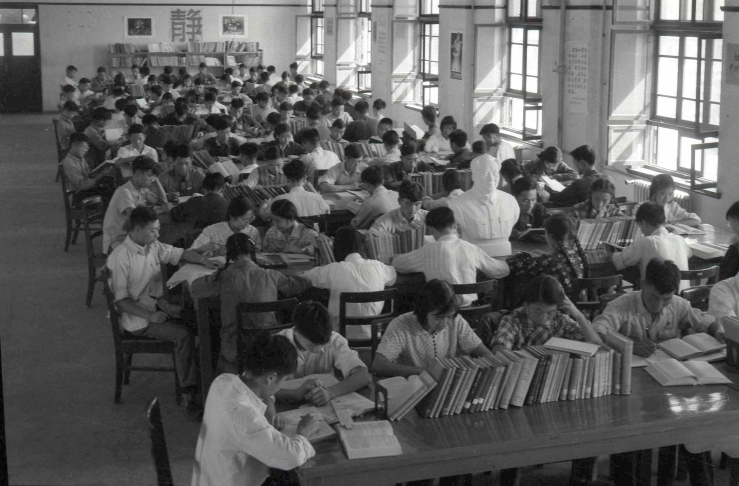 1959年，学生们在西迁后的交大校园图书馆阅览室内学习（资料照片）。