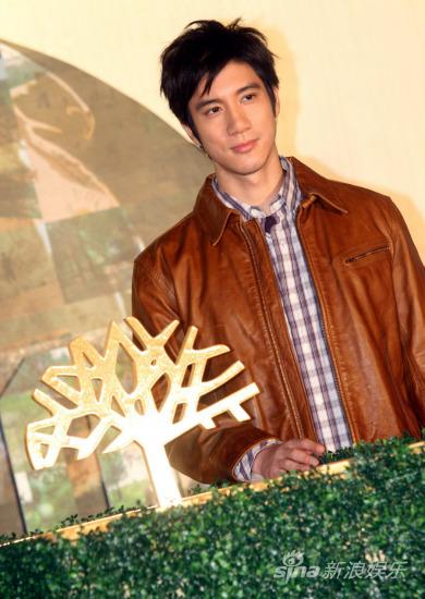 王力宏帅气亮相上海 透露为环保很少买衣服(图)