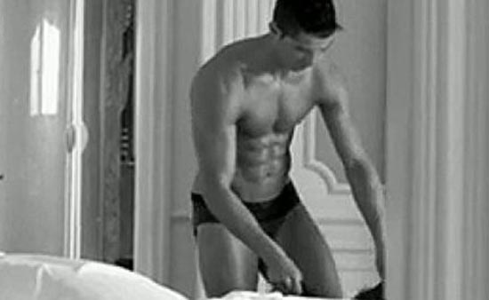 C罗<em>内裤</em>广告半裸示人 <em>性感</em>身材惊呆<em>女</em>招待_明