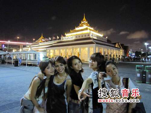 ,五位蜜女乘坐公共汽车游览了世博园,更是受到泰国官方的公主待遇高清图片