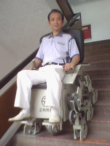 男子发明爬楼梯轮椅获专利 不爆胎技术系首创