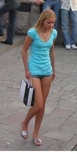 夏日俄罗斯街拍 穿着大胆的时装美女_装扮_时尚_海口网