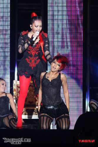 <em>张惠妹</em>火红<em>丝袜</em>凸显粗腿 爆乳装开唱HIGH翻天