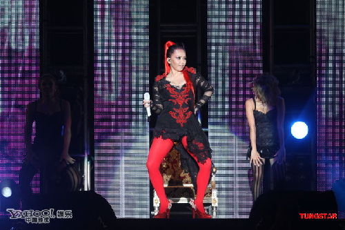 <em>张惠妹</em>火红<em>丝袜</em>凸显粗腿 爆乳装开唱HIGH翻天