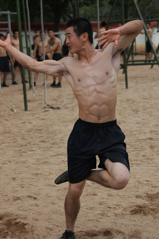 厦门警备区某部官兵顶酷暑强化体能训练_军事