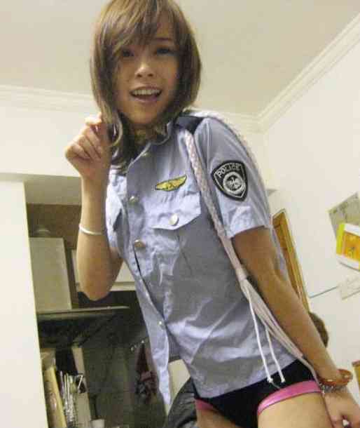 香港警花自拍不雅照网路风传 酥胸微露大玩制