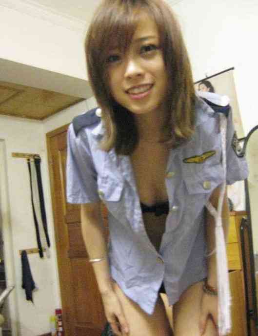 自拍不雅照网路风传 酥胸微露大玩制服<em>诱惑</em>图