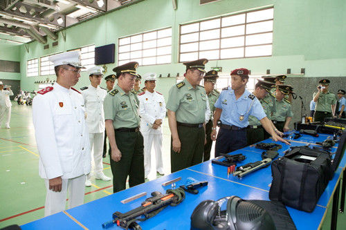 驻澳部队参观澳门警方特种装备及反恐演练_军