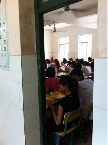 补习班借小学场地补课 三亚教育局:私人机构组织不违规
