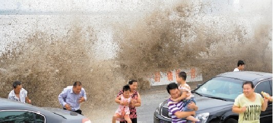 <em>两男三女</em>观钱塘江大潮突遇潮水来袭 卷走一少