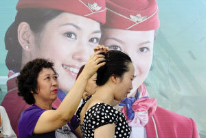 千余男女竞逐空哥<em>空姐</em> 测<em>身高要求</em>脱掉丝袜(图