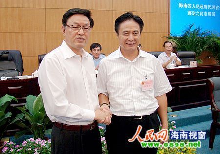 蒋定之(左)被任命为海南省代省长后与省委书记罗保铭亲切握手