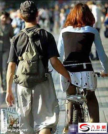 抓拍公共场合猖狂咸猪手 猥琐男子当众非礼窥