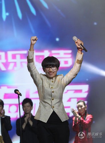 洪辰赛后被打? 何炅曝快女今年贴钱赚吆喝_七