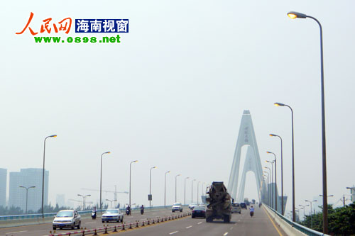 海口世纪大桥大白天亮路灯 市民叹浪费电能