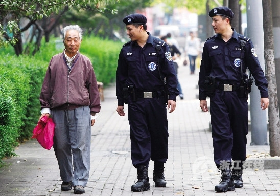 昨天,杭州ptu(警察机动部队)队员开始在街上巡逻. 林云龙 摄