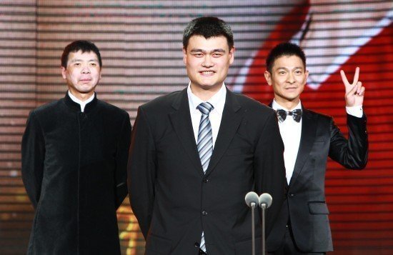 姚明获奖时与冯小刚,刘德华合影