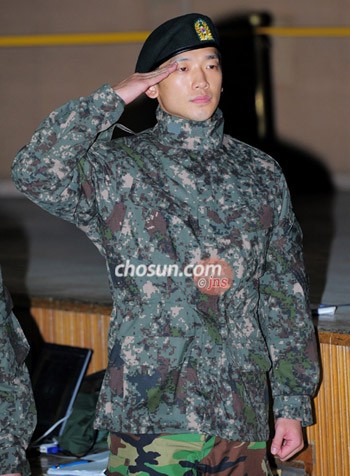 韩国明星rain戎装照曝光 将到陆军第五师受训(