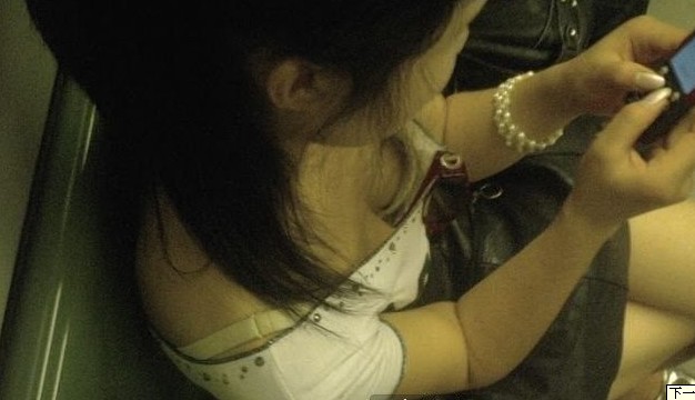 地铁里春光乍泄的胸器<em>美女图片</em>频道 - 海口网 