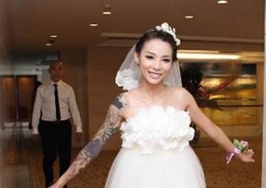 史上最霸气新娘<em>纹身</em>叼烟 真像小太妹张柏芝图