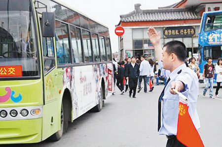 从严从快整治违规旅游车辆 营造良好旅游环境