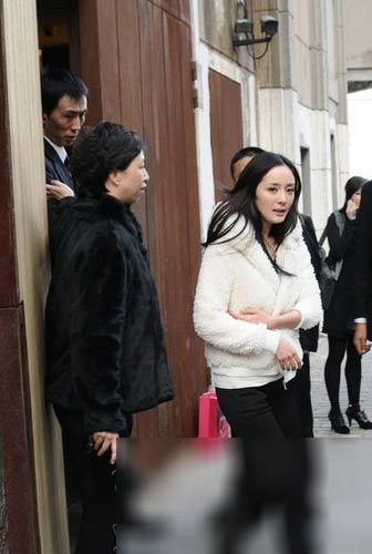 <em>杨幂</em>上海酒店遇粉丝守候 获众人护驾急忙上车