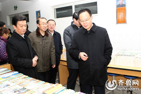 馆(室)装备用书及教学挂图配发仪式在济南市历城区华山镇中心中学举行