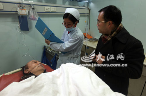 老人被假牙呛倒口吐白沫 美女蹲身<em>抠</em>喉施救(图