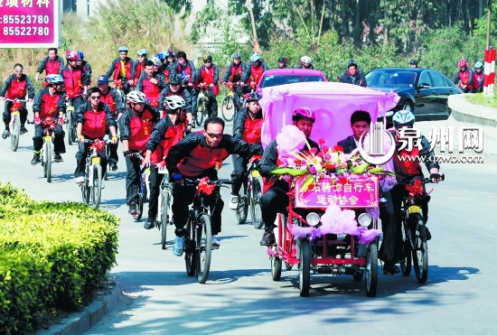 结婚爱上个性婚礼 动车房车接新娘西式仿古各千秋高清图片