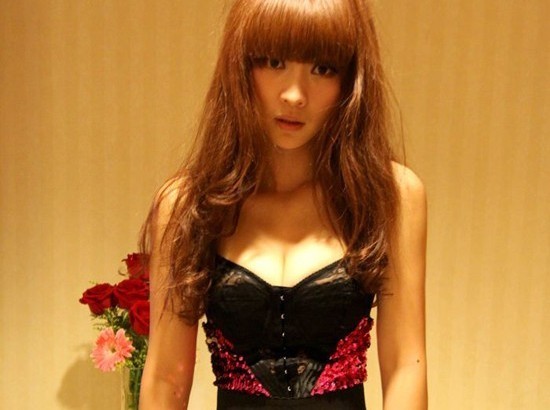 岩最新写真曝光 穿蕾丝胸衣秀黑丝<em>美腿图片</em>频