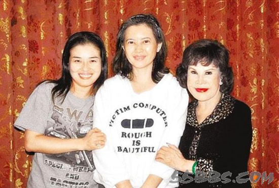 <em>何美钿</em>13年容貌未变宛如少女 明星相貌惊人对