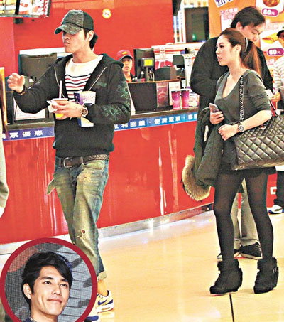 蓝正龙约会D奶干<em>妹妹</em>打情骂俏 结伴看戏直返寓