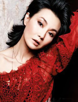 张曼玉优雅成熟蜕变 马尾<em>歪辫</em>改大波浪_时尚潮