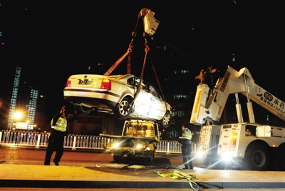 使馆牌照车撞破护栏侧翻 交警未证实是否涉嫌