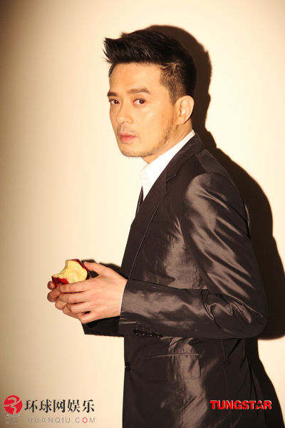 黄耀明为演唱会拍激情短片 与男模拥抱激吻尺