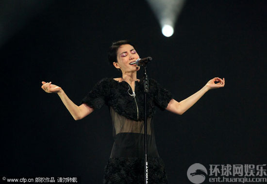 王菲穿透视装白丝袜开唱造型百变展天后魅力