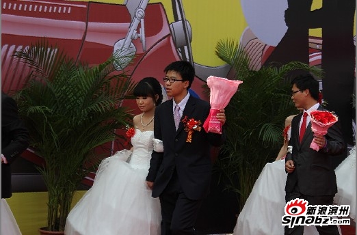 滨化集团集体婚礼在车展开幕式现场举办