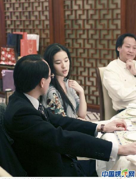 刘亦菲参观服装公司 干爹陈金飞全程陪同亲密