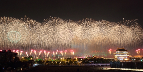 856米“湘江魂”巨幅网幕烟花铺满橘子洲头_国内新闻_新闻中心_海口网