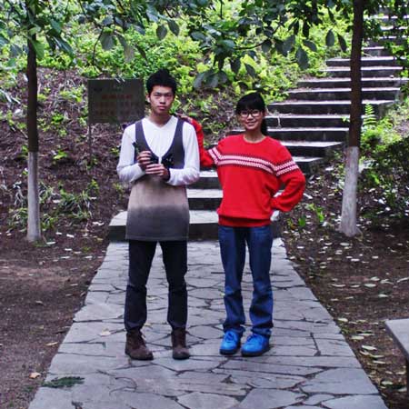 网传大学生情侣换装照 男生爆笑穿裙穿高跟鞋