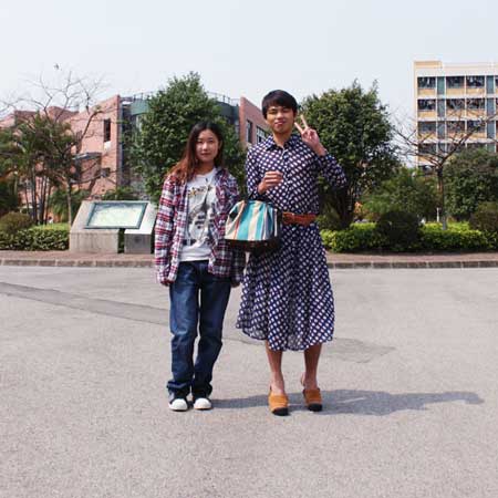 网传大学生情侣换装照 男生爆笑穿裙穿高跟鞋