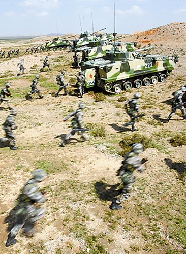 兰州军区机步旅战术演练 新型主站坦克亮相(图