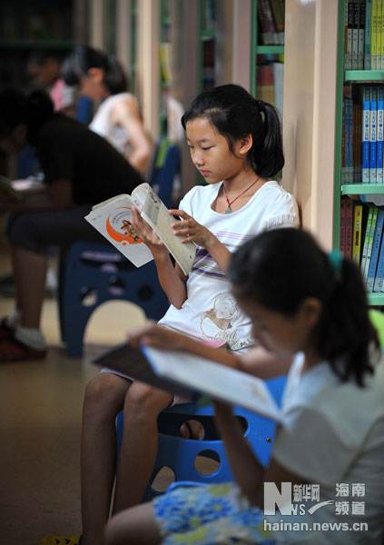 海南:暑假里家长学生图书馆里觅清凉