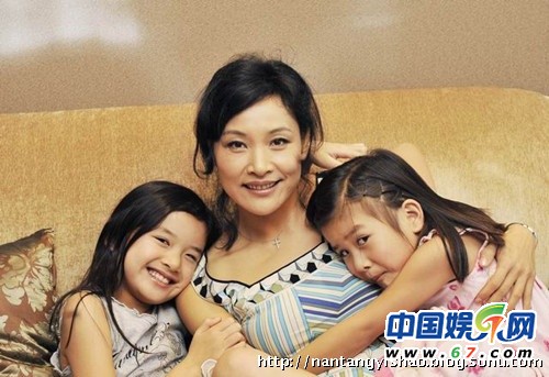 陈冲与二婚美籍老公恩爱合照 一对漂亮女儿曝光_明星八卦_娱乐新闻_海口网